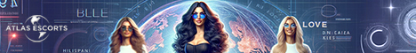 Drei Frauen mit Sonnenbrillen stehen vor einem digitalen, futuristischen Hintergrund mit einer großen Weltkugel, technischen Elementen und Wörtern wie ATLAS ESCORTS, LOVE, ONLINE - und fangen die moderne Ausstrahlung von Escort Wien in einem stilvollen Rahmen ein.