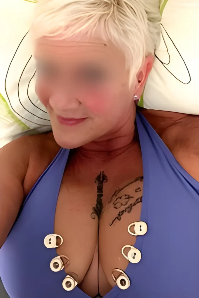 Chantal legt sich anmutig hin und präsentiert ein auffälliges Tattoo