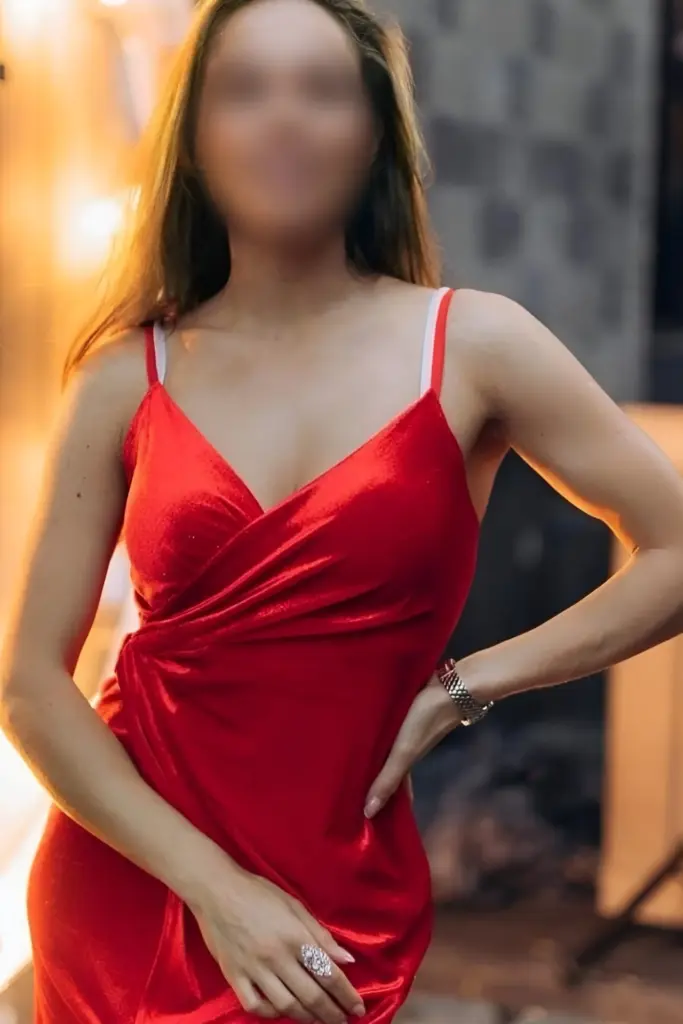 Nikki in einem roten Kleid - mit verführerischen Blick